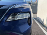 LEDヘッドライトはハロゲンランプの約2倍の光量で明るく遠くを照らし、夜間走行時の視認性を高めます。さらに長寿命や省電力、スタイリッシュな印象も際立たせます。