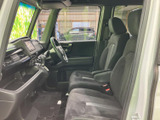 前席は視界が広く、運転席から周囲の様子を確認しやすいレイアウトです。シートや足元には落ち着いた色合いを採用し、乗り降りの際もゆったり過ごせる空間です。