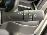 レバーには方向指示やライト関連の表示があり、必要な操作を手元で確認しやすい設計です。表示を見ながら扱えるため、日常の運転で使う機能を把握しやすく安心感につながります。