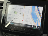 道路や周辺施設が画面いっぱいに表示され、現在地周辺を確認しながら目的地までの移動をサポートします。地図情報を視認しやすく、初めて訪れる場所へのお出かけにも心強い装備です。