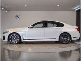 【拘りのFR】BMWが多く採用するFR車。ダイレクトでスポーティな加速感・シャープなハンドリングを実現。縦置きエンジンレイアウトにより、フラットで上質な乗り味です。
