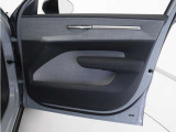 運転席ドアの全景です。キャビンを彩るすべてのものに、機能を形にした美しさが備わっています。
