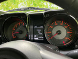 左右に配置された大きなメーターと中央の表示で、運転に必要な情報を確認しやすい構成です。走行中も視線を大きく動かさずにチェックでき、日々の運転をサポートします。明るい目盛りも見やすさに配慮されています。