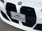 左右のキドニー・グリルの中心にはBMWのエンブレムが鎮座し、個性を放つデザイン性を兼ね備えました。