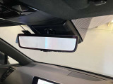 多人数乗車時やお荷物が多いときでも後方視界を確保できる、デジタルインナーミラーが装着されています。