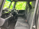 前席には落ち着いた色合いのシートが並び、運転席まわりまで見渡しやすい室内です。座面の広さと足元の空間が確保され、乗り降りもしやすい印象。毎日の通勤や送迎にも使いやすい一席です。