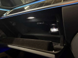 メルセデス純正パフュームアドバイザー搭載。車内を上質な香りで演出し、走行のたびに特別感を味わえます。ETC車載器はグローブボックス内に設置。