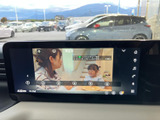 テレビ番組を表示でき、停車中の待ち時間に映像を楽しめる画面です。画面上の表示も確認しやすく、ひと息つきたい場面で車内時間を心地よく過ごすのに役立ちます。