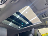 【サンルーフ】開放感たっぷりの希少装備、サンルーフが装着されています!車内に明かりを取り入れたり景色を楽しむ以外にも、車内の空気も簡単に換気できて快適です!