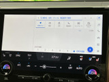大画面にナビやオーディオなどのメニューがまとまり、目的の項目を探しやすい画面構成です。空調の表示も近くに配置され、日常の操作や確認をスムーズに行えます。