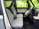 明るい色調のシートと大きな窓で、運転席まわりは開放感のある空間です。座面や背もたれにはゆったりと腰掛けられ、視界も確保しやすく、毎日の移動を快適に支えます。