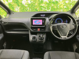 運転席から前方を見渡しやすい配置で、メーターや画面も視線を移しやすい位置にまとまっています。シートは身体を支える形状で、落ち着いた色合いの室内は日常使いにもなじみやすい空間です。