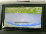 後方の様子を画面で確認できるモニターを備えています。駐車時や後退時に周囲を目で確認する際の補助となり、車両後方を意識した操作をサポートします。
