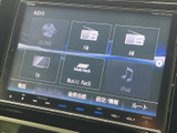 CD/DVDやFM・AM、テレビ、ミュージックラック、iPodなど、音楽や映像の選択肢が画面に並びます。用途に合わせて選びやすく、日々の移動を快適にサポートします。