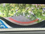 画面には車両後方の映像とガイド線が表示され、駐車時に周囲との位置関係を確認する目安になります。後退時の安全確認をサポートし、駐車操作を落ち着いて行いたい方に便利です。