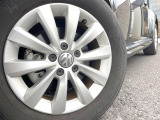 ●純正16インチアルミホイール:輸入車ならではの卓越した走りを支えるホイールと足回りです!日本車の走りに慣れている方にもぜひ体感して頂きたいほど、高いレベルでまとまっています!
