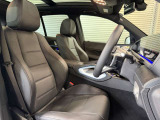 メルセデスのシートは、少し硬めに出来ておりますので、長時間の運転でも疲れにくく、安全にドライビングをお楽しみ頂けます