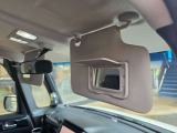 運転席のサンバイザーです。開けるとバニティミラーがあり、身だしなみを確かめられます。