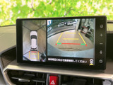 後方の映像に加えて車両周囲の表示も確認でき、駐車時の安全確認をサポートします。ガイド線も表示されるため、停車位置を把握しやすい画面です。
