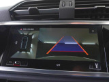 後方から接近する車両を感知しドアミラー部のLEDが発光することによりドライバーに注意喚起するサイドアシスト。
