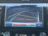 後方の映像にガイドラインが表示され、駐車時に車両と周囲の位置関係を確認しやすい装備です。バック時の後方確認を補助し、駐車スペースへの出し入れをサポートします。