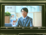 車内の画面でテレビ番組を楽しめる装備です。停車中の休憩時間にも映像を視聴でき、待ち時間を過ごす際に便利。画面に時刻も表示されており、車内で過ごすひとときを快適にサポートします。