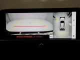 パノラミックビューモニターを装備。駐車場や交差点でクルマを真上から見るように周囲を確認できます。機能の詳細は販売店スタッフまでおたずねください。