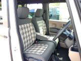 すわり心地の良い運転席・助手席です。長時間のドライブの疲れ軽減に貢献します。どうぞ快適なドライブを。