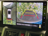 周囲の映像と車両位置を画面で確認でき、駐車時の周辺確認をサポートします。ガイド表示も備わり、車両と障害物との距離感を把握しながら慎重に操作したい場面に便利です。