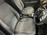 運転席側から見た前の席です。左右とも同じ柄のシートです。