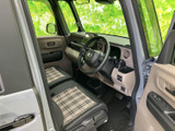 運転席まわりは前方の視界が広く、周囲を確認しやすいレイアウトです。チェック柄のシートと落ち着いた色合いの内装がまとまり、日々の乗車も心地よく過ごせます。