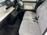 前席は明るい色のシートとドア内張りが調和し、車内をすっきりとした雰囲気にまとめています。座面はゆったりと広がり、足元にもスペースを確保。乗員が落ち着いて過ごせる運転席まわりです。