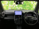 運転席まわりは、前方の見通しを確保しやすい広いウインドウと、すっきりしたインパネが印象的です。シートには柄入りの生地を採用し、落ち着いた雰囲気に。運転席と助手席それぞれで快適に過ごせる空間です。