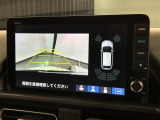 リバースギアに入れるだけで後方の表示へ切り替わります。夜間や雨の日の駐車も楽になりますよ。