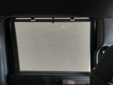 運転席のスイッチで全てのウィンドウの開閉操作を行うことができます。ロックボタンをONにしておくと、運転席以外のウィンドウは作動しないのでお子様を乗せているときなども安心ですね♪