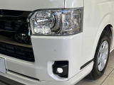 【LEDヘッドライト】悪天候や夜間走行時も良好な視界を確保し安心して運転できる高輝度LEDヘッドライトを装備!点灯速度が早く、消費電力も抑えられています。