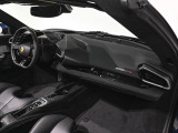 パフォーマンスを追求するための徹底した軽量化プログラムが施されており、軽快で俊敏な身のこなしをご体感いただけます。