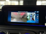 狭い駐車場や取り回しも余裕。360度カメラが車両周囲をリアルに映し出し、まるで上空から見ているかのような安心感とスムーズな操作性を実現します。