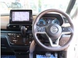 『1台』のお車に対して、3名体制で日々議論を重ね仕入れを行っております。