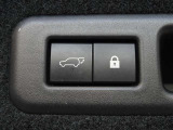 パワーバックドアを装備しています。バックドアを運転席からも開閉できます、便利ですよ。