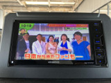 テレビ番組を表示できるモニターを装備しています。停車中の休憩時間などに映像を視聴でき、画面から番組の内容も確認しやすい配置です。