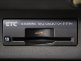コンソール内一体型のビルトインETC装備!見た目の部分も良いですが、ETCカードの盗難防止になる設置箇所です!料金所の渋滞回避!時間帯・日によって料金の軽減を受けられます!ストレス知らずのドライブ!
