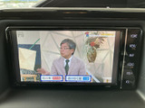 停車中にテレビ番組を視聴でき、待ち時間を過ごす際にも活用できます。画面には番組映像と字幕が表示され、映像を見ながら内容を確認しやすい構成です。