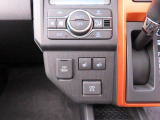 【シートヒーター】運転席と助手席をそれぞれ独立して操作できるため、座る人と室内温度にあわせた快適なシート温度が得られます♪