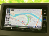 周辺の道路や地名を画面上で確認でき、目的地までの道筋を把握する際に便利です。縮尺や表示を切り替えながら、行き先や現在地を確認できるため、日常のお出かけにも役立ちます。時刻表示も備わっています。