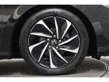 純正のアルミホイールが足元を飾ります!サイズは215/50R17です。