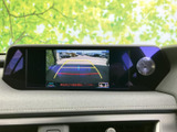 後方確認をサポートするモニターで、安全な運転に貢献。狭い道や駐車時も安心です。運転に自信がない方にもおすすめです。