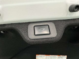 電動式バックドアです。 荷物を持ったままでもボタン一つで自動的に開け閉めできるので便利ですよ。 挟み込み防止機能も付いていますのでお子様の手や荷物を挟み込むのを防いでくれますよ。
