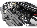 エンジンルームの樹脂部分は丁寧に磨いてツヤをだしています。当社の中古車のエンジンルームクリーニングはとても自信があります★