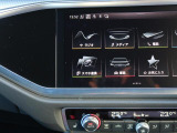 スマートフォンとAudiをUSBケーブルを介し接続。AppleのCarPlayやAndroid Autoのアプリを通じて、スマートフォンのコンテンツをMMIディスプレイに表示します。